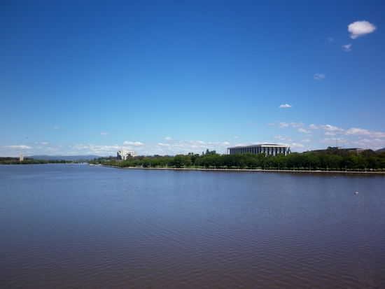 Der Blick von der Brücke auf die Bibliothek