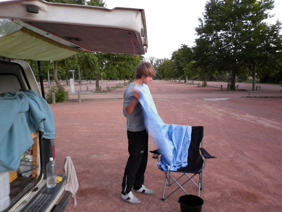 Man hat gleich gemerkt das es im Landesinneren Nachts deutlich kühler wird als am Meer. Somit habe ich mir aus 2 Decken eine neue Bettdecke genäht.