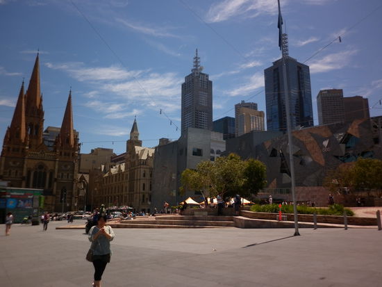 Der Blick vom Federation Square auf die Innenstadt. Links die St. Paul Cathedral.