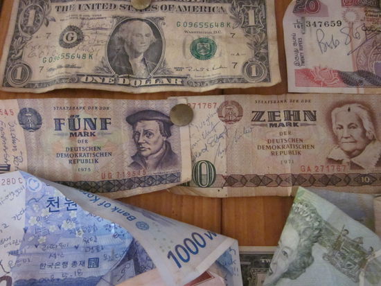 Schau mal was es an Wänden in Outback-Tankstellen so rumhängt. Wahrscheinlich billiger als Tapete...