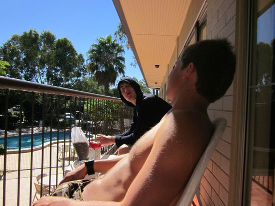 Im Hotel angekommen gabs erst mal schön Sonne, nur Matze wars noch etwas kühl...weiß bei 35 Grad aber auch nur er warum.