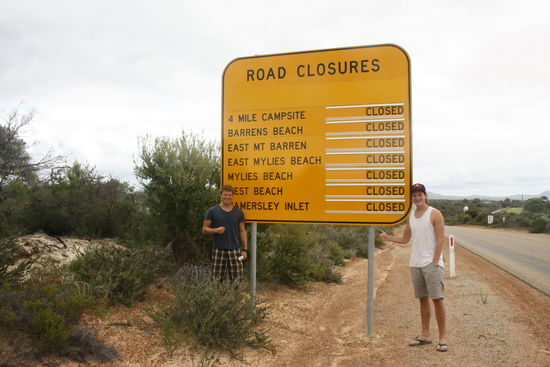 Das Schild vor der Park Einfahrt bracht uns alle kräftig zum Lachen!