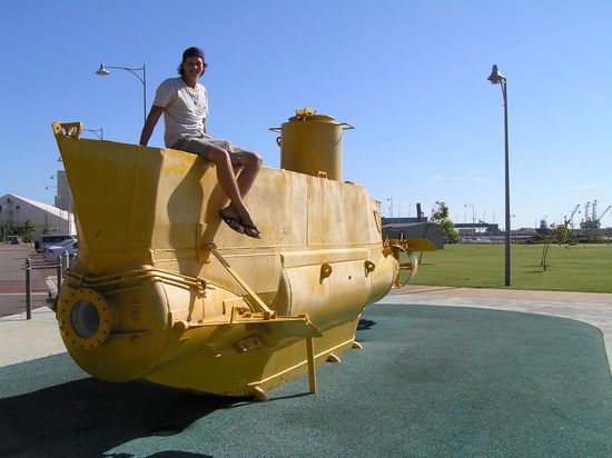 Dieses kleine 10-Tonnen U-boot wurde gebaut um damit Shrimps zu fangen. Seit 1970 steht es nun am Strand in Geraldton und wurde, inspiriert von einem gewissen Song der Beatles, angemalt.