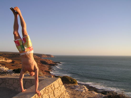Tom und ich haben eine Wette am laufen. Wer zu erst 20 Sekunden auf den Händen stehen kann. Deswegen üben wir immer fleißig...