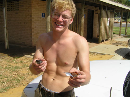 Mein Frühstück fiel leider etwas schlechter aus. Tom hatte überraschenderweise zu erst das Etappenziel 10-Sekundenhandstand geschafft. Tja, der Verlierer durfte sich einen guten Löffel Vegimite rein lassen. Die australische Spezialität besteht aus den gesalzenen Resten der Bierproduktion. Ich finde die salzig-bittere Kombination einfach nur widerlich! Trotzdem bleiben Wettschulden eben Ehrenschulden...