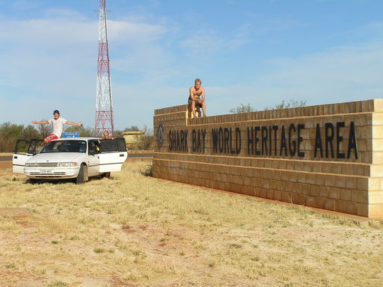 Das Willkommensschild aus Muschelziegeln