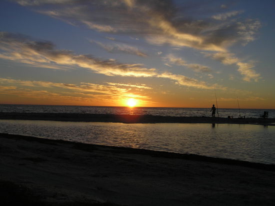 Unser Nachtlager hatte aber auch seine Vorzüge, leider konnten wir die meisten davon ohne Angeln nicht genießen. Aber vom Lager unserer Campingnachbarn kam leckerer Bratenduft herüber geweht.