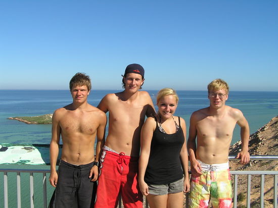 Hinter uns liegt Shark Bay. In dem Weltkulturerbe fühlt sich wegen des dichten Seegrasbewuchs alles von Hai über Rochen bis Schildkröten und Walen (letztere Saisonbedingt) rum.