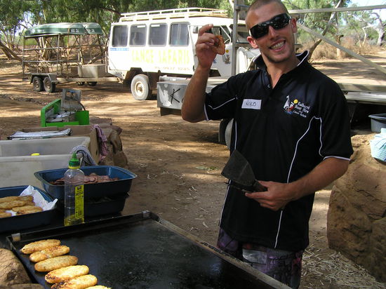 Ein typisch australisches Frühstück  mit Bacon, Ei, Kartoffelpuffer und BBQ-Sauce war im Preis mit in begriffen...Lecker!