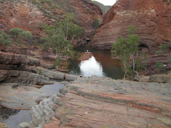 Sehr nettes Plätzchen, bei Tageslicht konnten wir sogar von ein paar der Klippen springen. Natürlich nicht ohne ausgiebige Wassertiefentests 