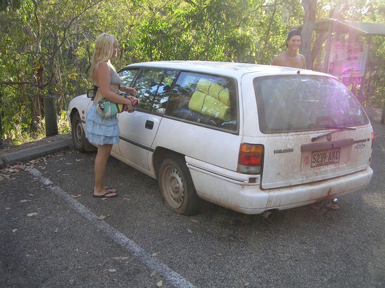 Oh nein, nicht schon wieder! Plattfuß hinten links ... egal erst mal am Wasserfall entspannen!