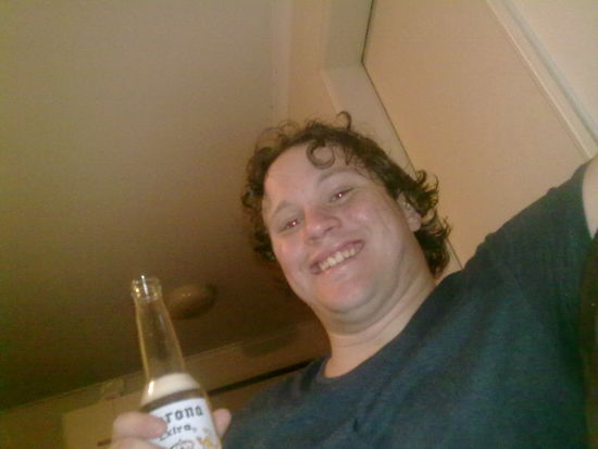 und stößt mit T-jay an