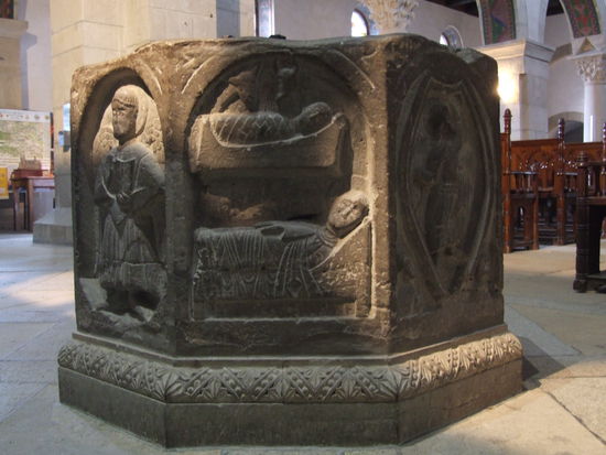 Dieses Taufbecken wurde bei einem Fuhrunternehmen gefunden, es hatte zwischenzeitlich als Pferdetränke gedient