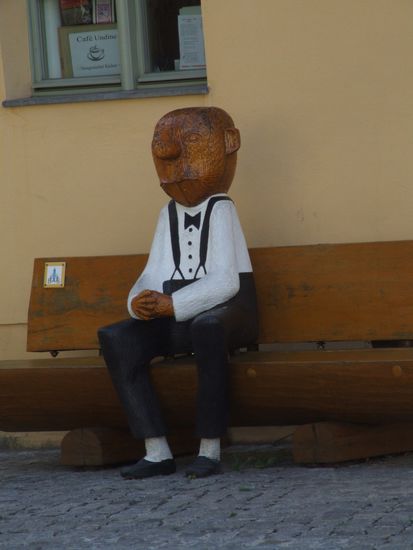 Vico von Bühlow alias Loriot sitzt gemütlich in der Stadt