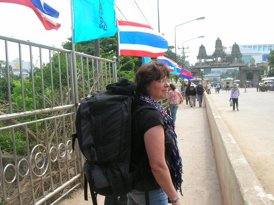 Grenze Kambodsch. Jan es gruesst dich dein Rucksack. Der wir uebrigens staendig kleiner. Wie geht das??