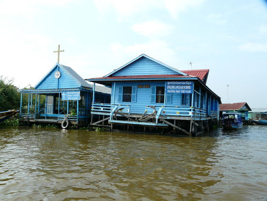 Floating Village - Schule und Kirche