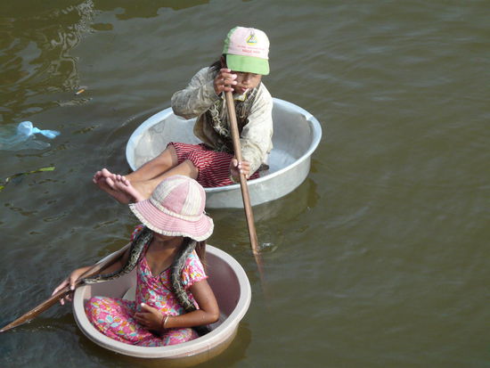 Zwei Kinder, zwei Suppenschuesseln, zwei Schlangen