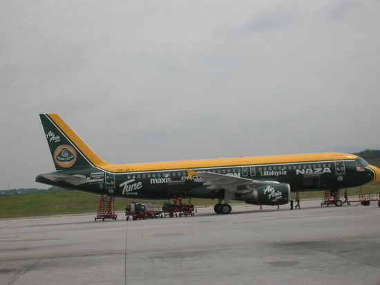 Air Asia in der Sonderlackierung des Lotus- Formel1 Teams