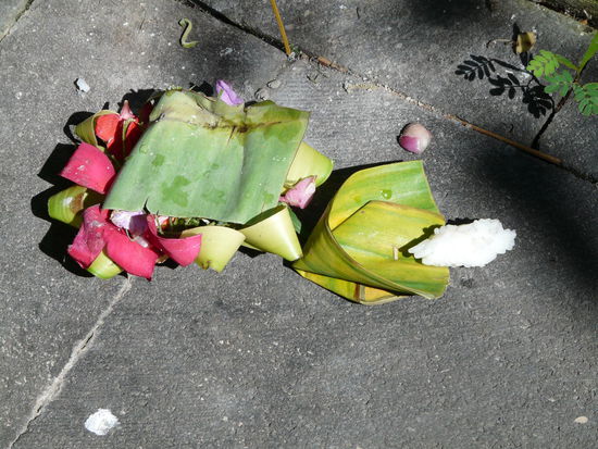 Opfergaben jeden Tag und ueberall. Denn wenn der Balinese vor irgend etwas Angst hat, sind es Daemonen und nicht etwa Vulkanausbrueche, Erdbeben oder Tsunamis.