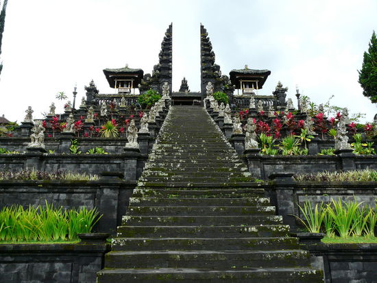 Das Hauptportal -- alles erbaut aus schwarzem Lawagestein des Mt. Agung