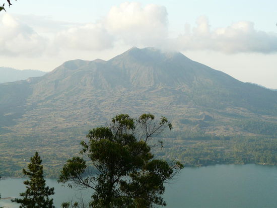 Auf dem Rueckweg nochmal vorbei an unserem Berg, dem Mt. Batur