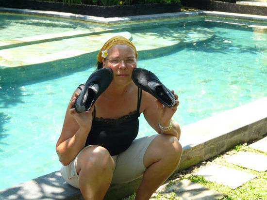 Beste Investition auf Bali -- Neoprenschuhe um unfallfrei ins Wasser zu kommen!!!