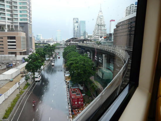 Ab mit der Skytrain in den Konsumtempel