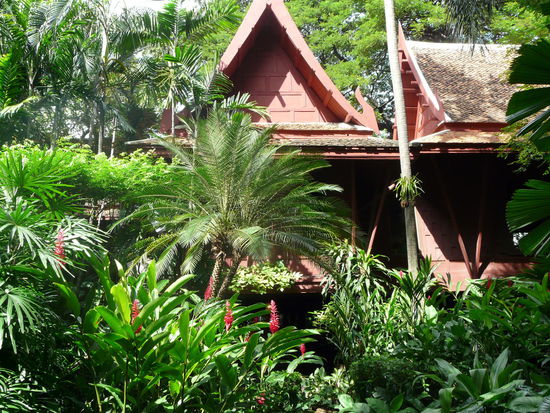 6 Teakhaeuser zusammengetragen aus ganz Thailand, gruppiert zu einem zauberhaften Wohnkomplex.