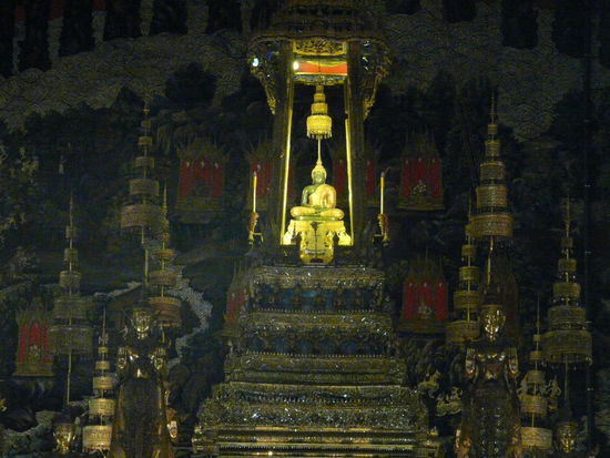 The Emerald Buddha... so hochverehrt, kommt gleich hinter dem Koenig. Pssst...fotografieren verboten!