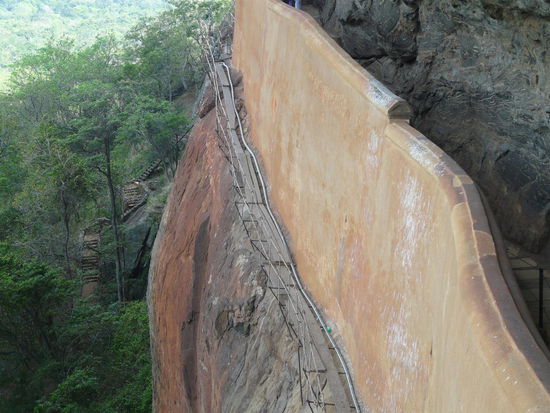 Spiegelwand....aus geheimen Mixturen. Wird gerade restauriert.