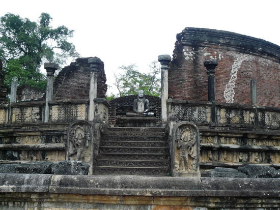 Alte Königsstadt Polunaruwa,Schuhe aus, Mütze ab und niemals dem Herrn Buddha beim Knipsen den Rücken zu drehen!!!