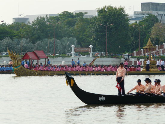 Da haben wir den Grund: königliche Barken sind unterwegs und alles andere steht still.