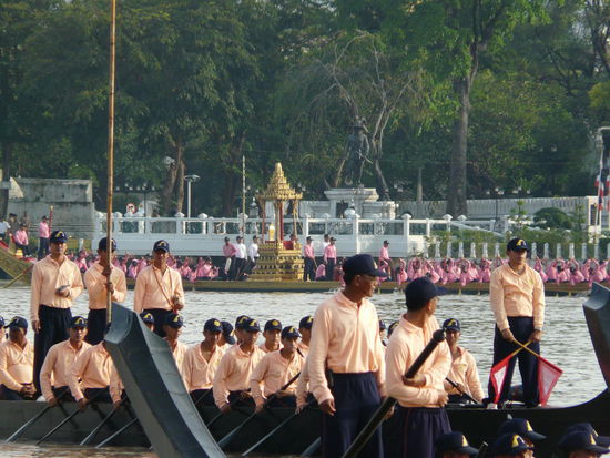 Kein Fährbetrieb bis 18:30 wegen königlicher Barkenprozession. Betriebsende ist 18:00. Das soll mal einer verstehen. Wir haben das Taxi genommen. 