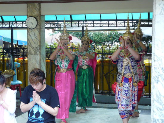 und wer genug spendet, für den wird getanzt