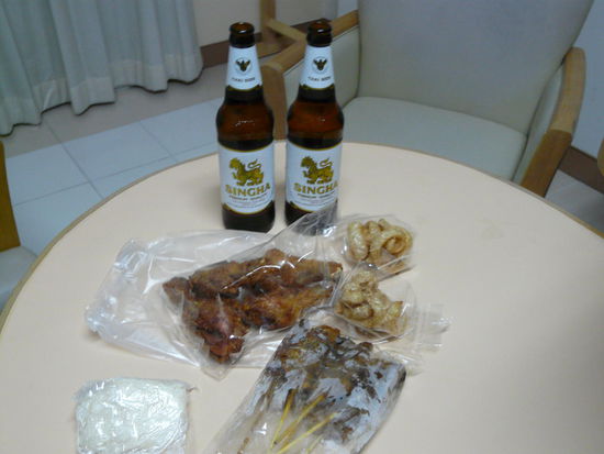 Lecker thailändisches Abendbrot. Schnell besorgt an verschiedenen kleinen Garküchen und in Reichweite der Klimaanlage geschafft.