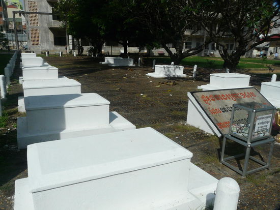 "Friedhof" der letzten 14 ermordeten Gefangenen kurz vor der Befreiung durch die Vietnamesen.