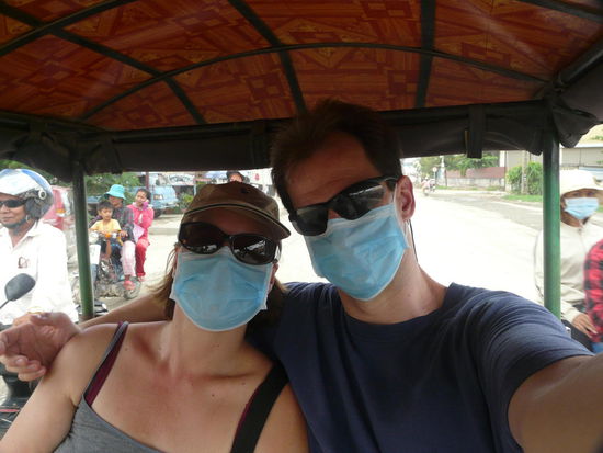 Einen Mundschutz für Phnom Penh's staubige Holperpisten