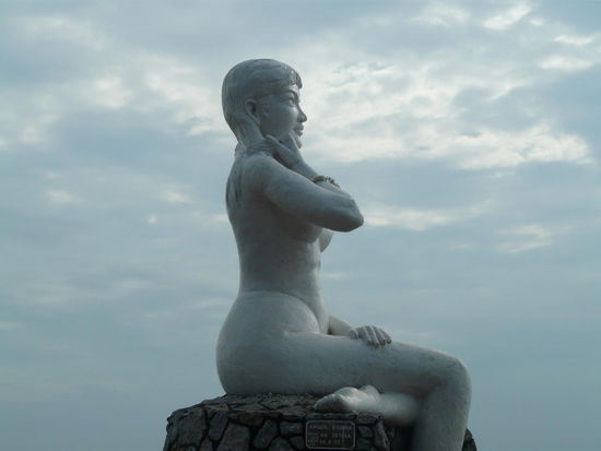 und wer hat die dicke, nackte Frau da an's Wasser gestellt??