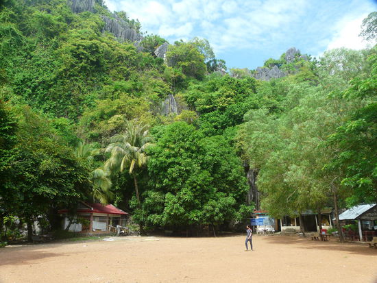 Eingangbereich zu den Höhlen...