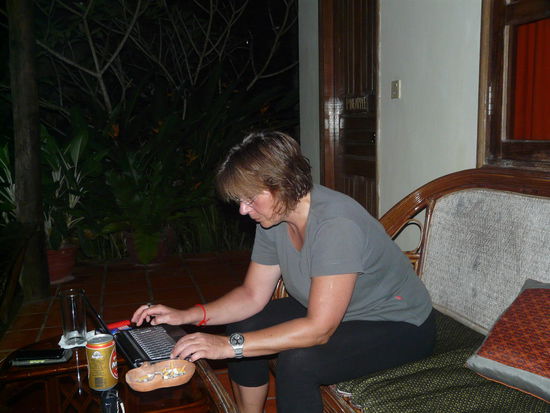 Berichte schreiben. Abends auf der Terrasse....