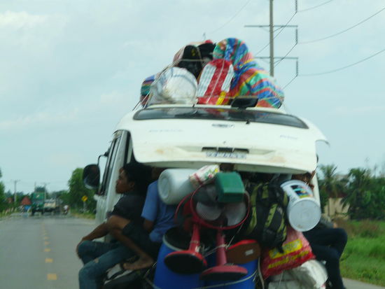 Das einzige Bild des Tages. Transportunternehmen auf kambodschanisch. Dieses Bild ist wohl auch der Grund dafür, dass mein I Pod für immer von mir gegangen ist. Ist wohl aus der Handtasche gerutscht, als ich die Kamera rausgezogen habe.