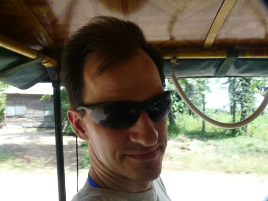 Im Tuk-Tuk bei voller Fahrt. Auf dem Weg zur Rolous-Gruppe