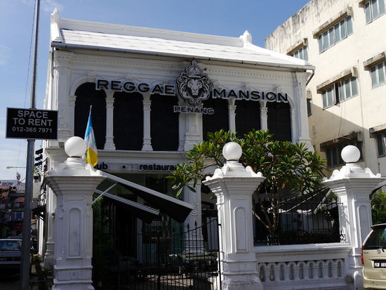 Schöne Bar in unserer Straße. Dort haben wir den Singapur Sling probiert und befunden das er nicht so gut ist, als dass man in Singapur dafür 30$ zahlen muss.