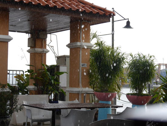 Regenguss im Restaurant. Clever!!!