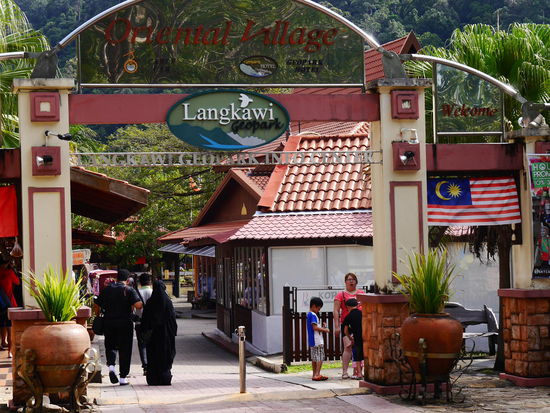 Eingang zum Oriental Village, ein Eldorado für jeden asiatischen Touristen.