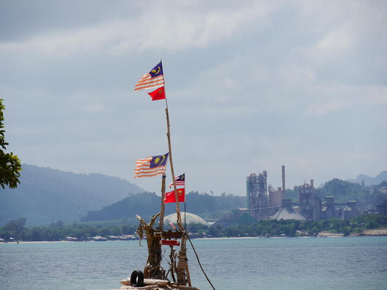 Im Hintergrund wieder das Zementwerk. Auch bei den Reichen und Schönen ist nicht aales makellos.