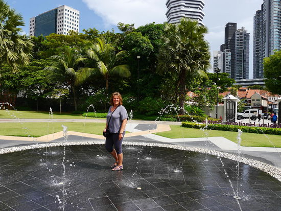 Vor der Moschee, verbotenerweise im Springbrunnen.