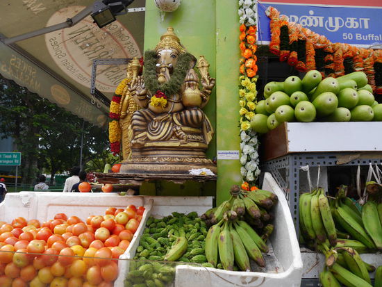 Ganesha bewacht Obst und Gemüse.