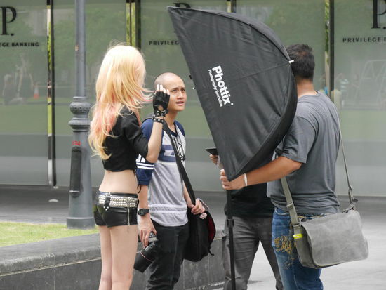 Fotoshooting mit asiatischem Magermodel.