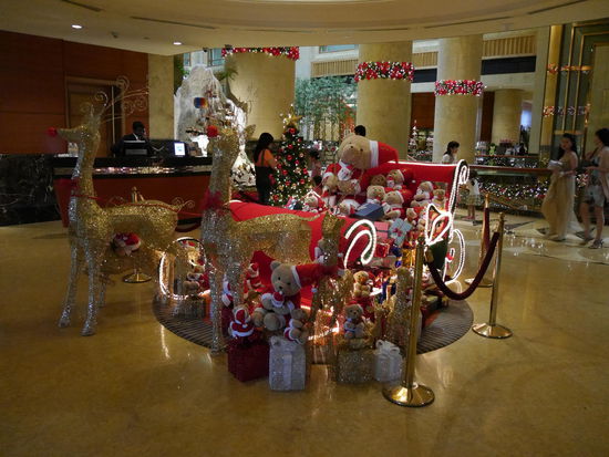 Weihnachtsdeco im Fullerton Hotel.